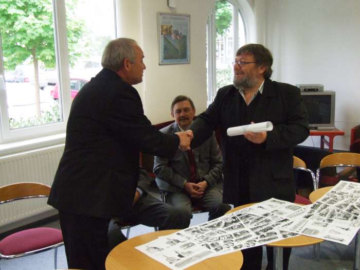 2. Dénes Sándor alpolgármester átveszi a madártávlati képet.JPG 2. Dénes Sándor alpolgármester átveszi a madártávlati képet.JPG