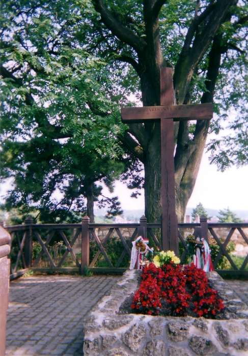 Eger, Vár: Gárdonyi Géza sírja.jpg Eger, Vár: Gárdonyi Géza sírja.jpg