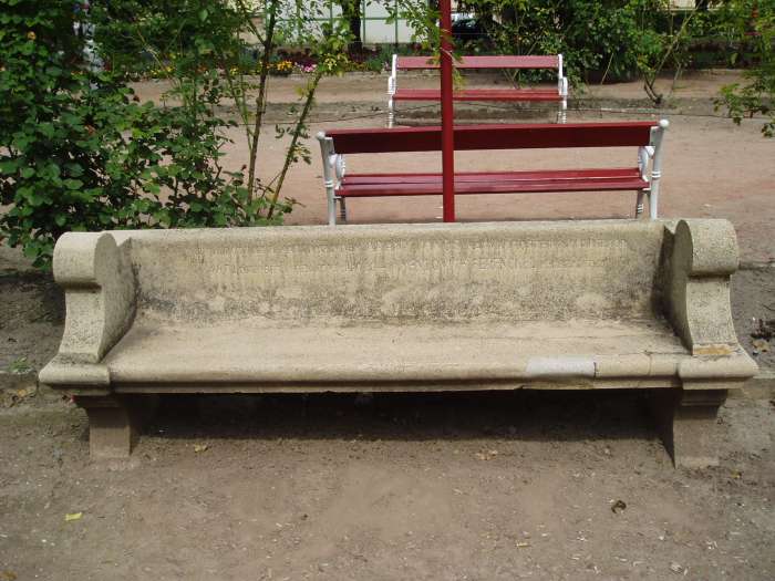 Nagykőrös, Hősök tere. Arany János emlékpad.jpg Nagykőrös, Hősök tere. Arany János emlékpad.jpg