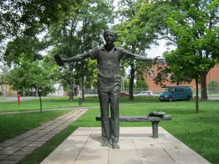 Nyíregyháza, Bessenyei tér: Váci Mihály szobra.jpg Nyíregyháza, Bessenyei tér: Váci Mihály szobra.jpg