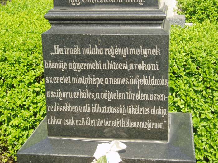 Pápa, Alsóvárosi temető: Vály Mari sírja 2.kép.jpg Pápa, Alsóvárosi temető: Vály Mari sírja 2.kép.jpg