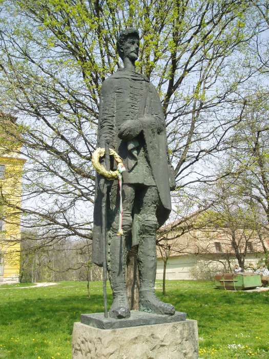 Pápa, Fő tér 01-03. Petőfi-szobor.jpg Pápa, Fő tér 01-03. Petőfi-szobor.jpg