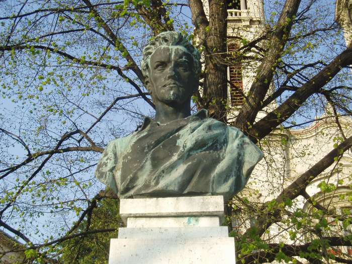 Pápa, Március 15. tér: Petőfi szobor.jpg Pápa, Március 15. tér: Petőfi szobor.jpg