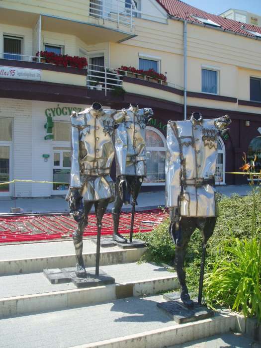 Siófok, Fő tér. Varga Imre: Mementó a II. Magyar Hadseregért.jpg Siófok, Fő tér. Varga Imre: Mementó a II. Magyar Hadseregért.jpg