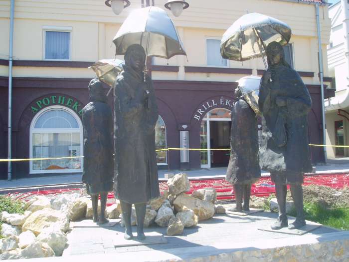 Siófok, Fő tér. Varga Imre: Várakozók.jpg Siófok, Fő tér. Varga Imre: Várakozók.jpg