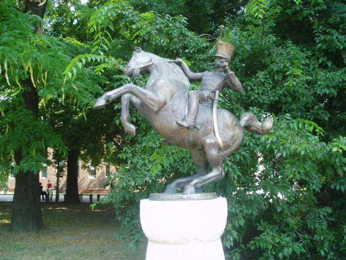 Szekszárd, Liszt F. tér: Háry János szobor.jpg Szekszárd, Liszt F. tér: Háry János szobor.jpg