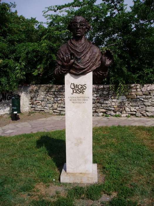 Tata, Vár: Öveges József szobra.jpg Tata, Vár: Öveges József szobra.jpg